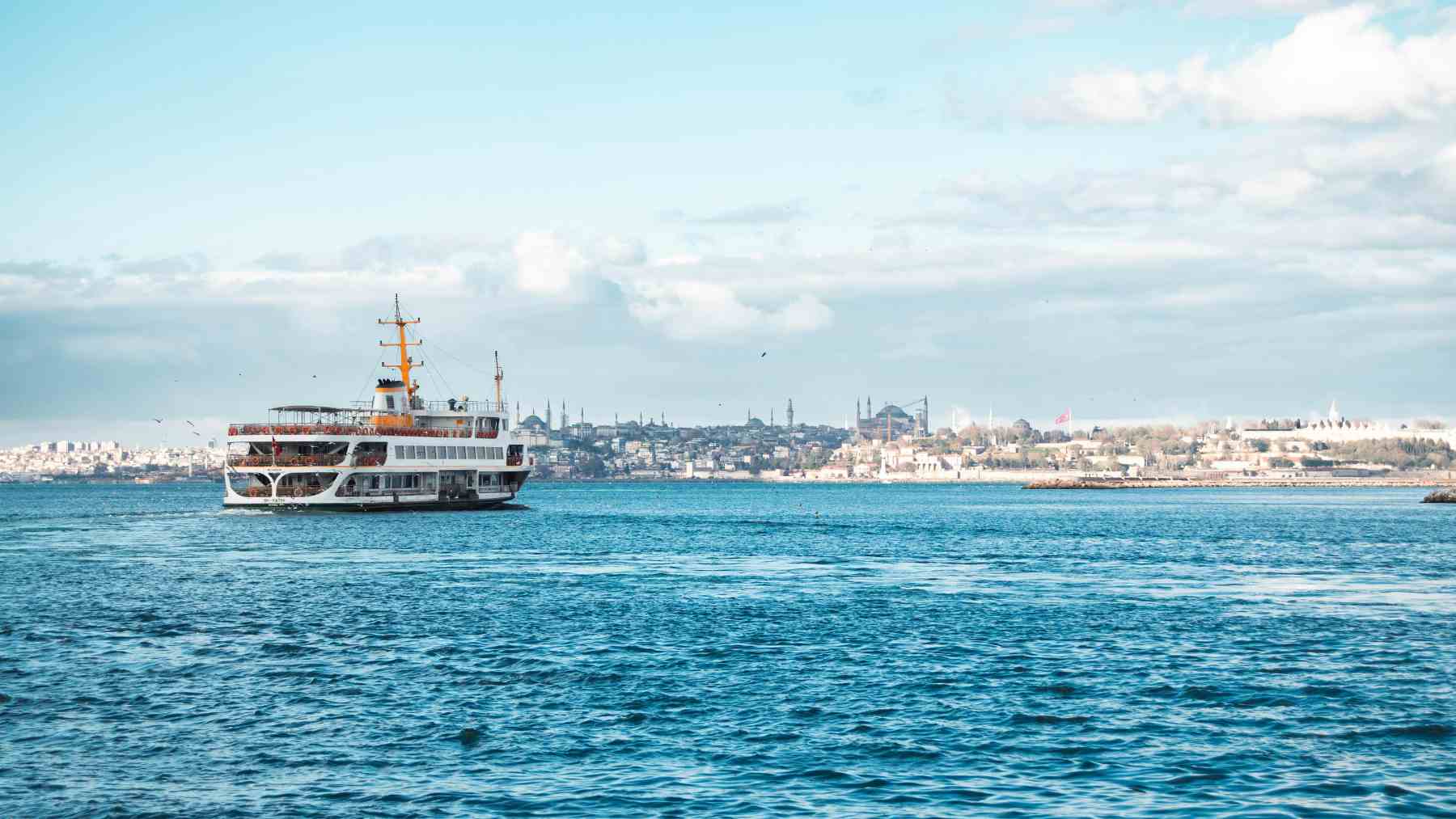 Buque navegando en aguas abiertas en un contexto de tráfico marítimo internacional.