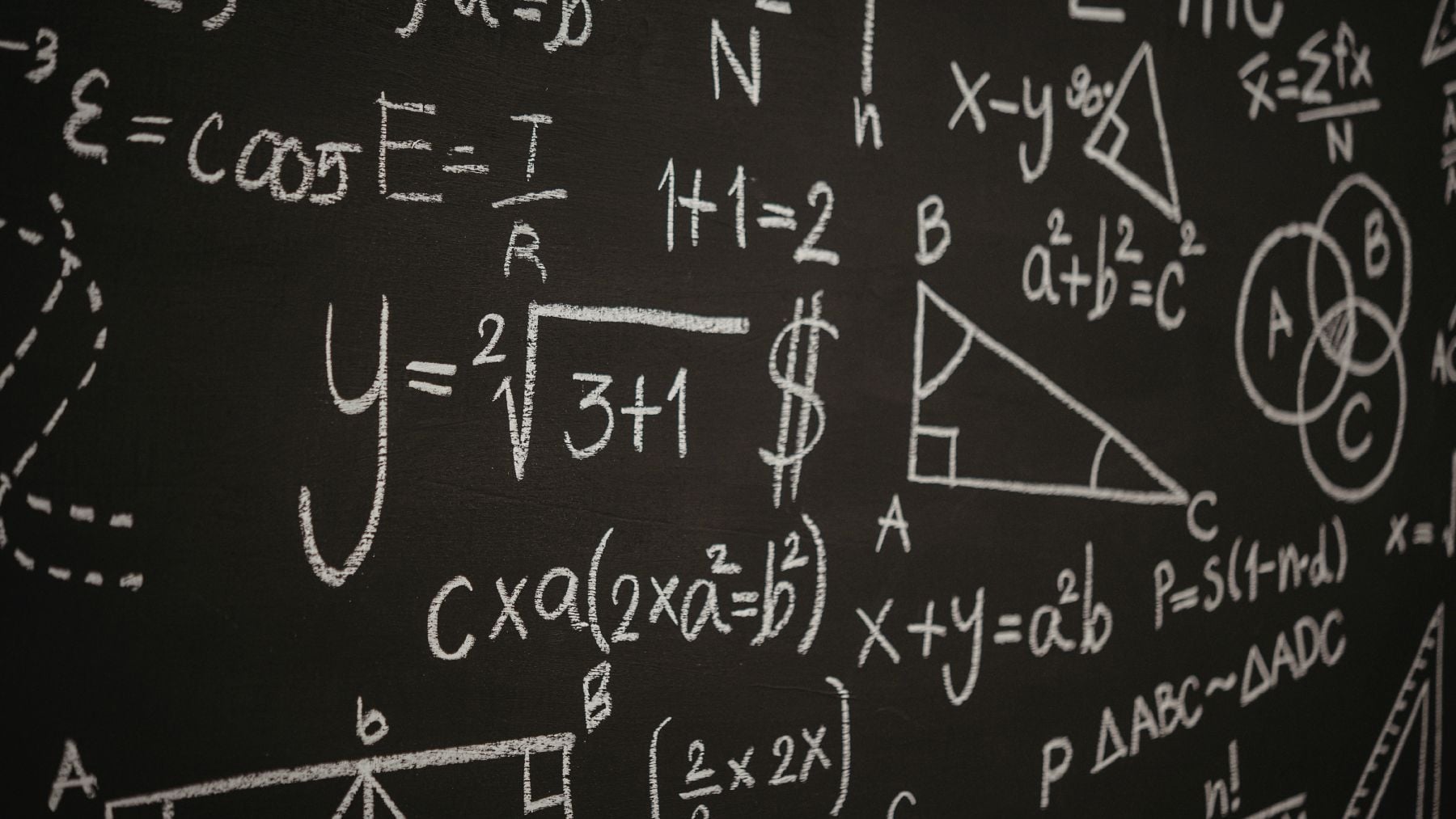 Fórmulas matemáticas en pizarra representando un problema complejo resuelto con ayuda de ChatGPT.