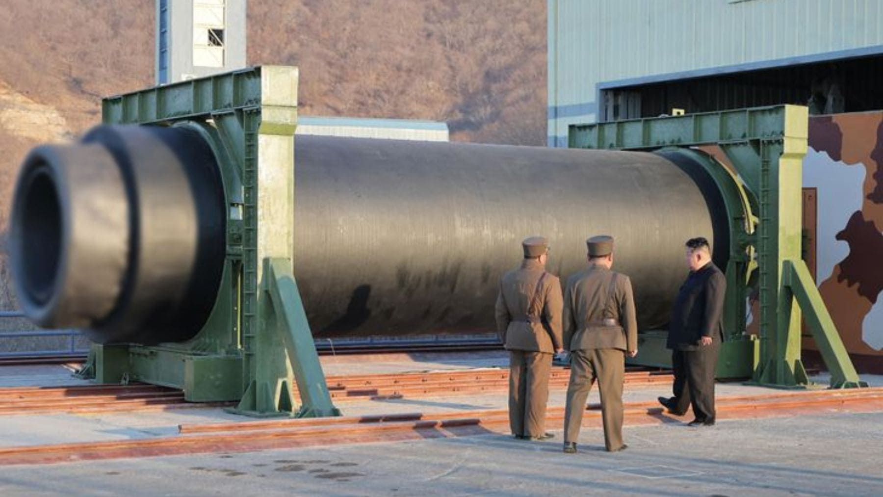 Kim Jong Un observa un motor de misil de combustible sólido durante una prueba en Corea del Norte.