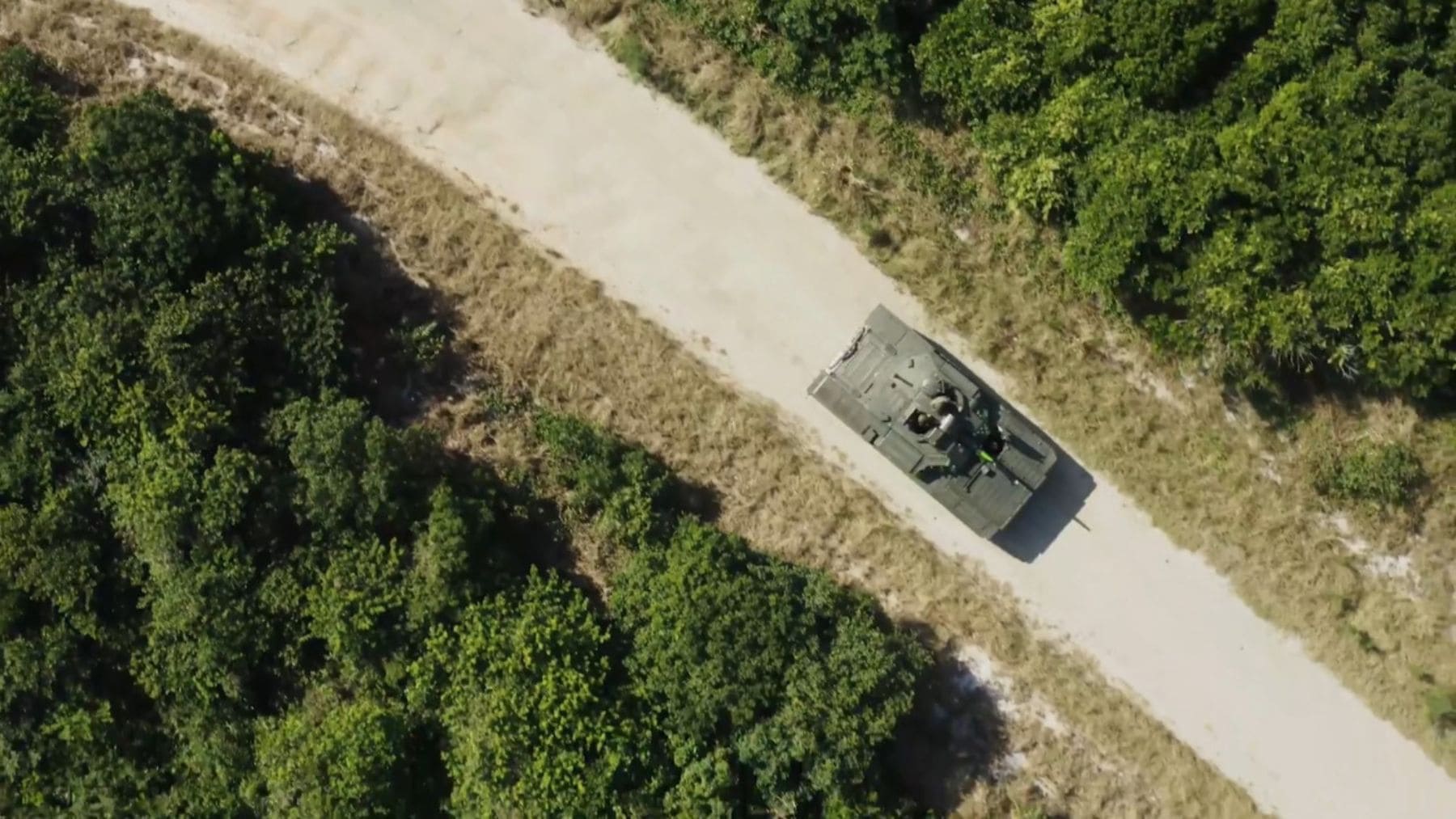 Blindado CV90 circulando por carretera en maniobras militares en Europa.