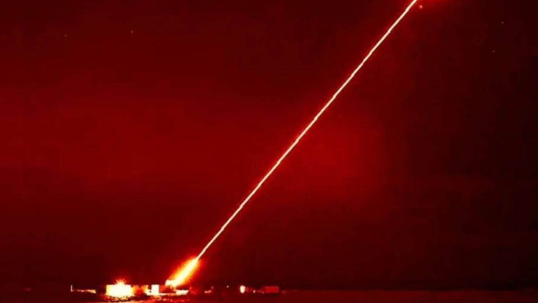 Arma láser DragonFire del Reino Unido derribando un dron en pruebas con rayo de alta energía.