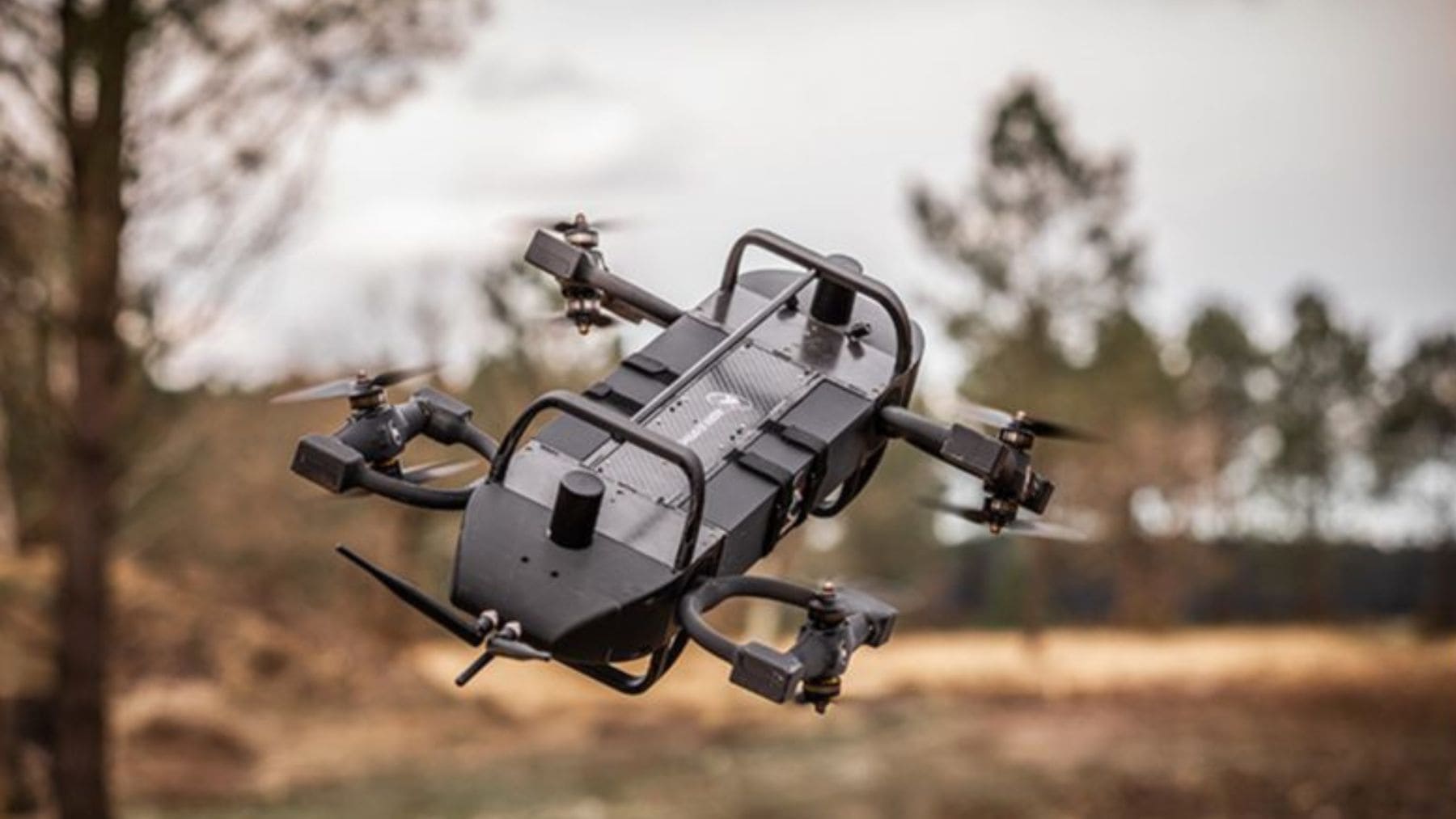 Dron AXS-U1 de Aerix Systems en vuelo con propulsión omnidireccional capaz de moverse sin inclinarse.