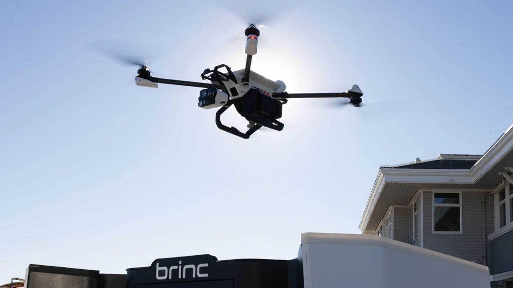 Dron BRINC Guardian con base automática de baterías y conexión Starlink para emergencias 911.