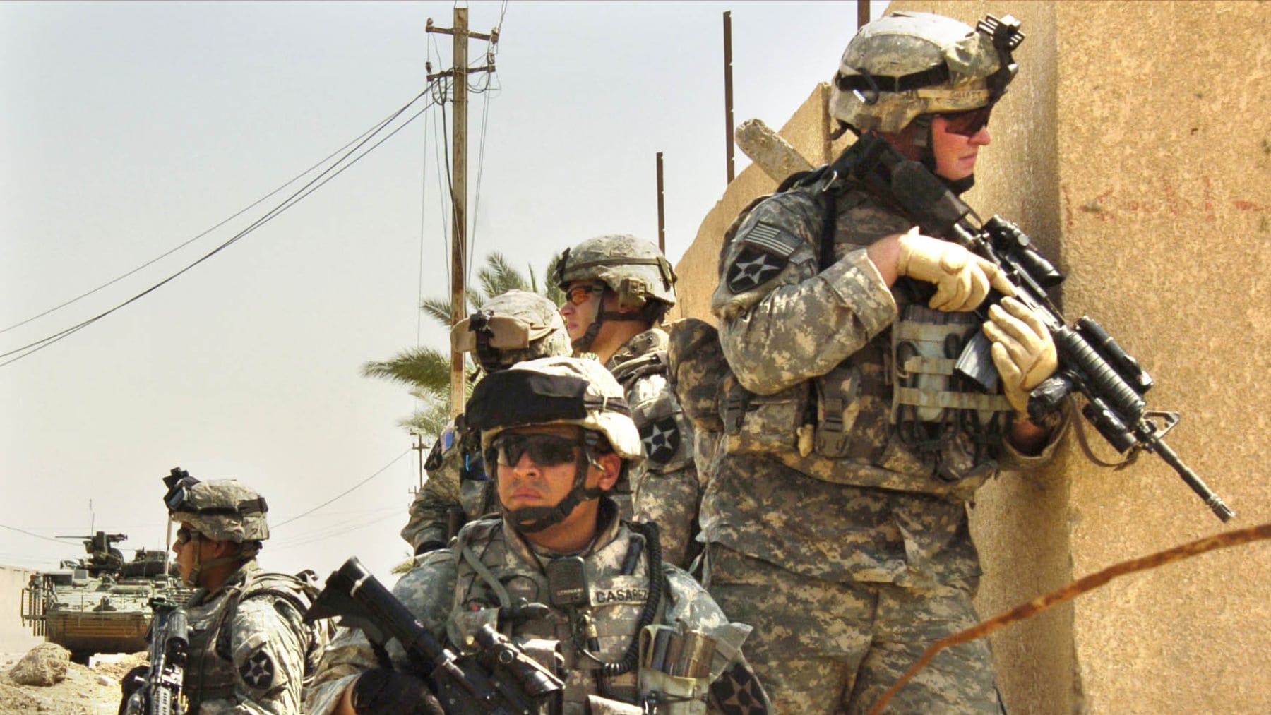 Soldados en patrulla con equipamiento militar durante una operación de vigilancia y control del terreno.