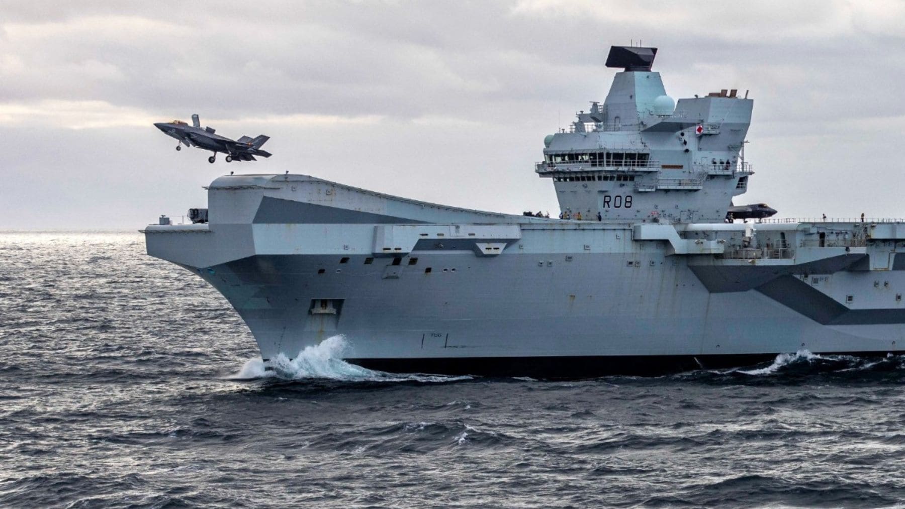 Portaaviones HMS Queen Elizabeth con un caza F-35 despegando en maniobras militares del Reino Unido.