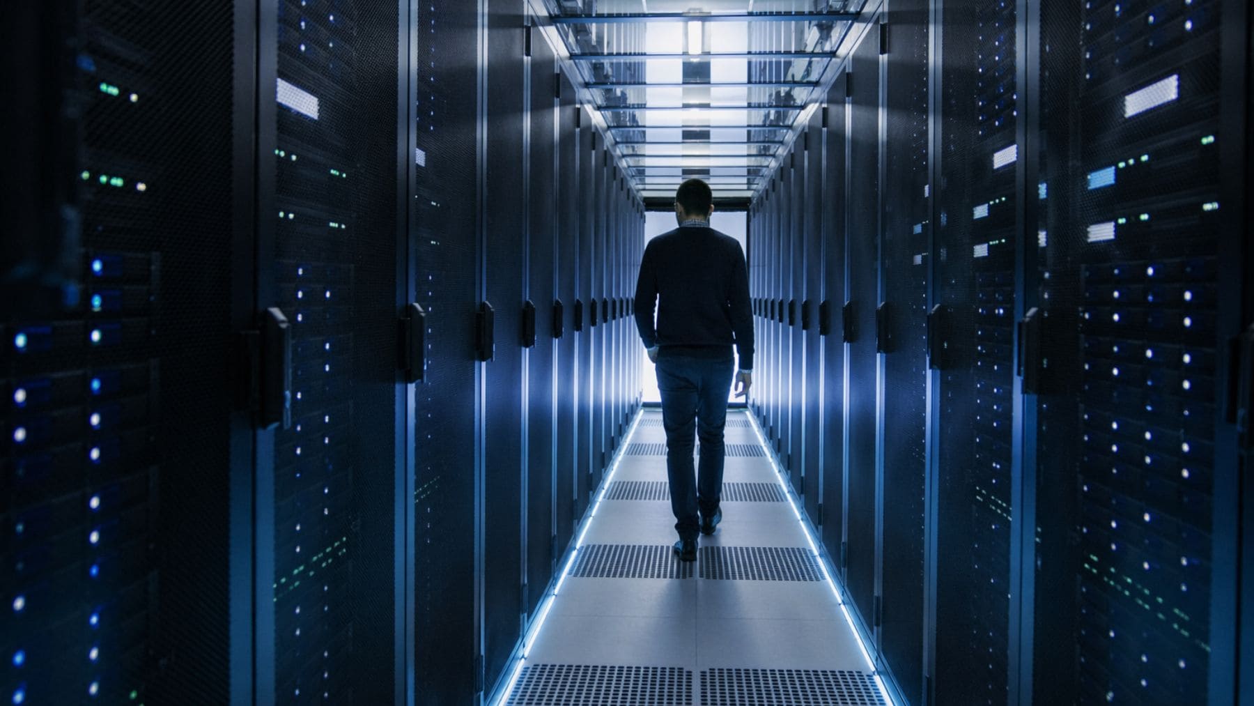 Centro de datos con servidores en funcionamiento afectado por la escasez de componentes en 2026.