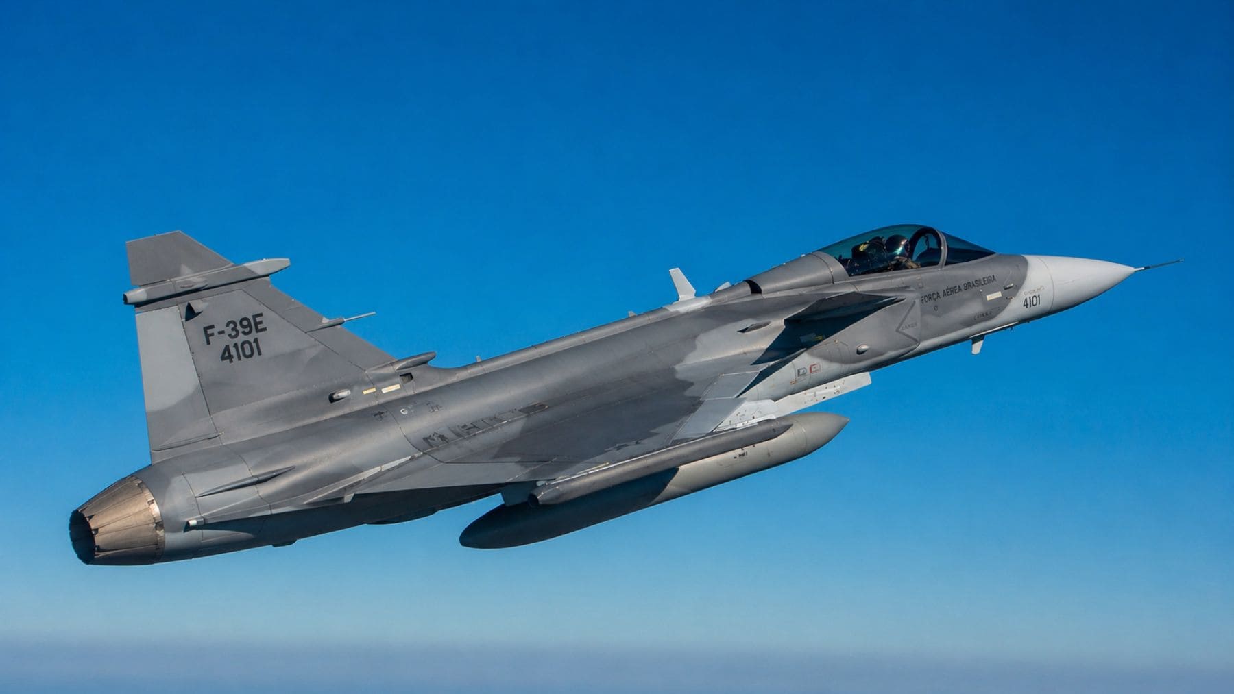 Caza F-39 Gripen de Brasil en vuelo durante maniobras aéreas con capacidad para enfrentarse a F-35 y F-16.