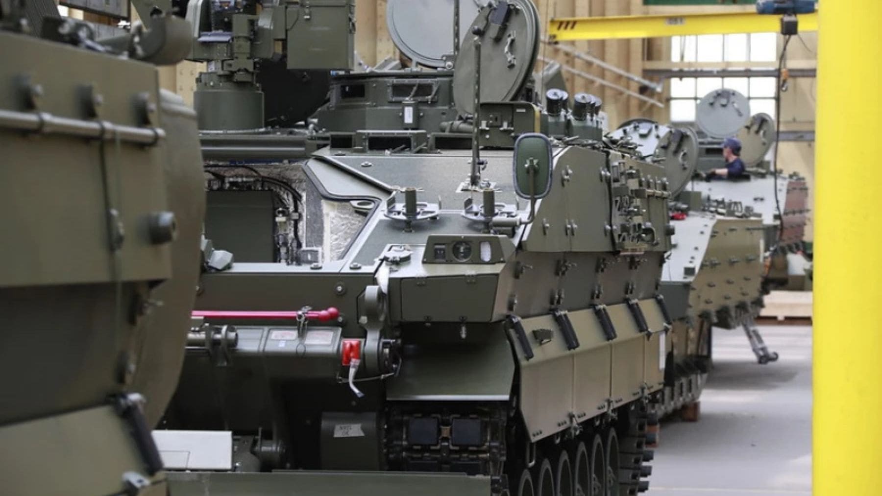 Vehículos blindados en línea de montaje en una fábrica militar de Santa Bárbara Sistemas en España.