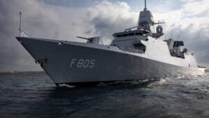 Ponen un GPS oculto en una postal y consiguen desafiar a la OTAN: saló a la luz la ubicación exacta del buque de guerra HNLMS Evertsen