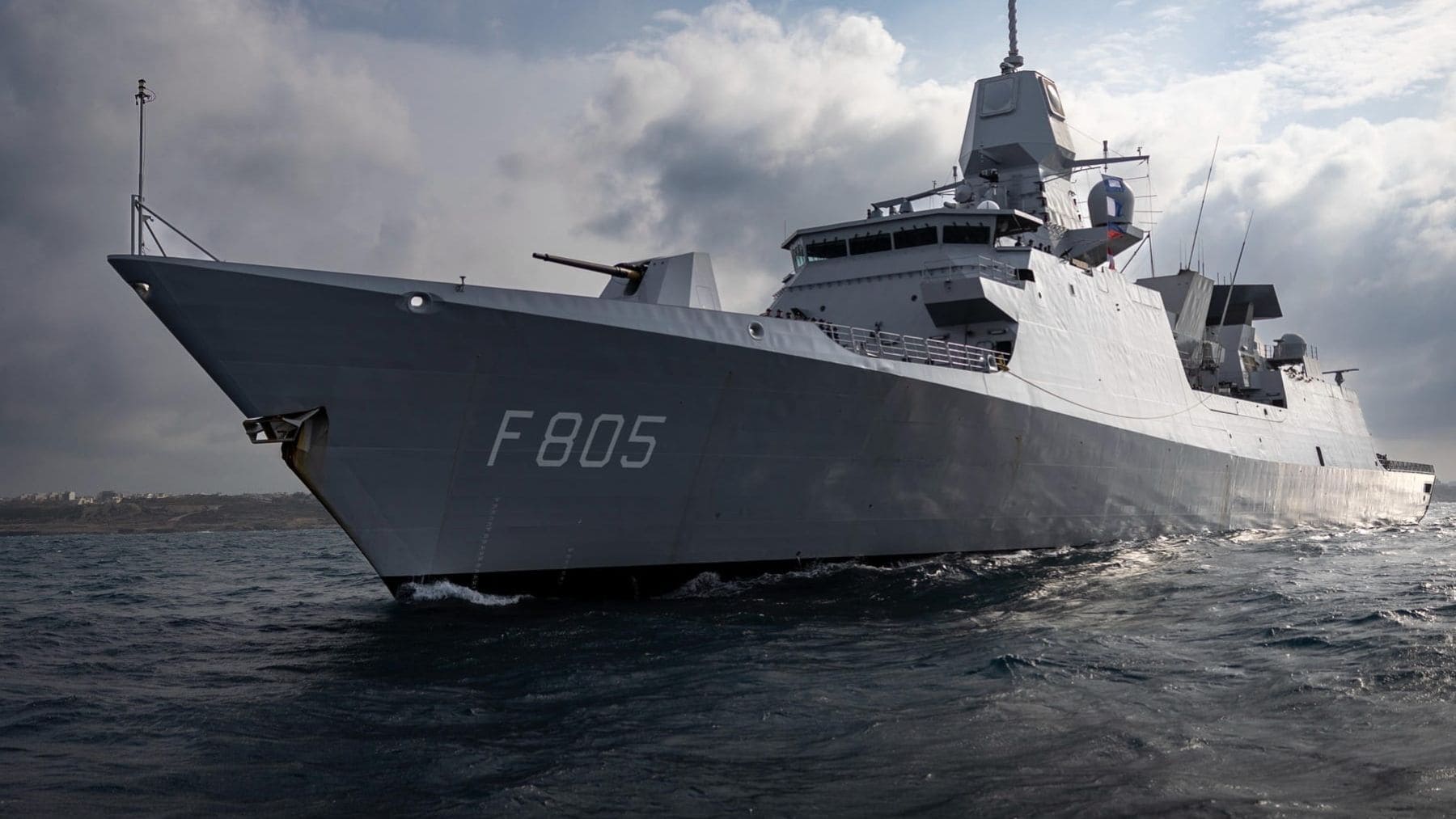 Fragata HNLMS Evertsen de la Armada neerlandesa navegando en el Mediterráneo durante misión con la OTAN.