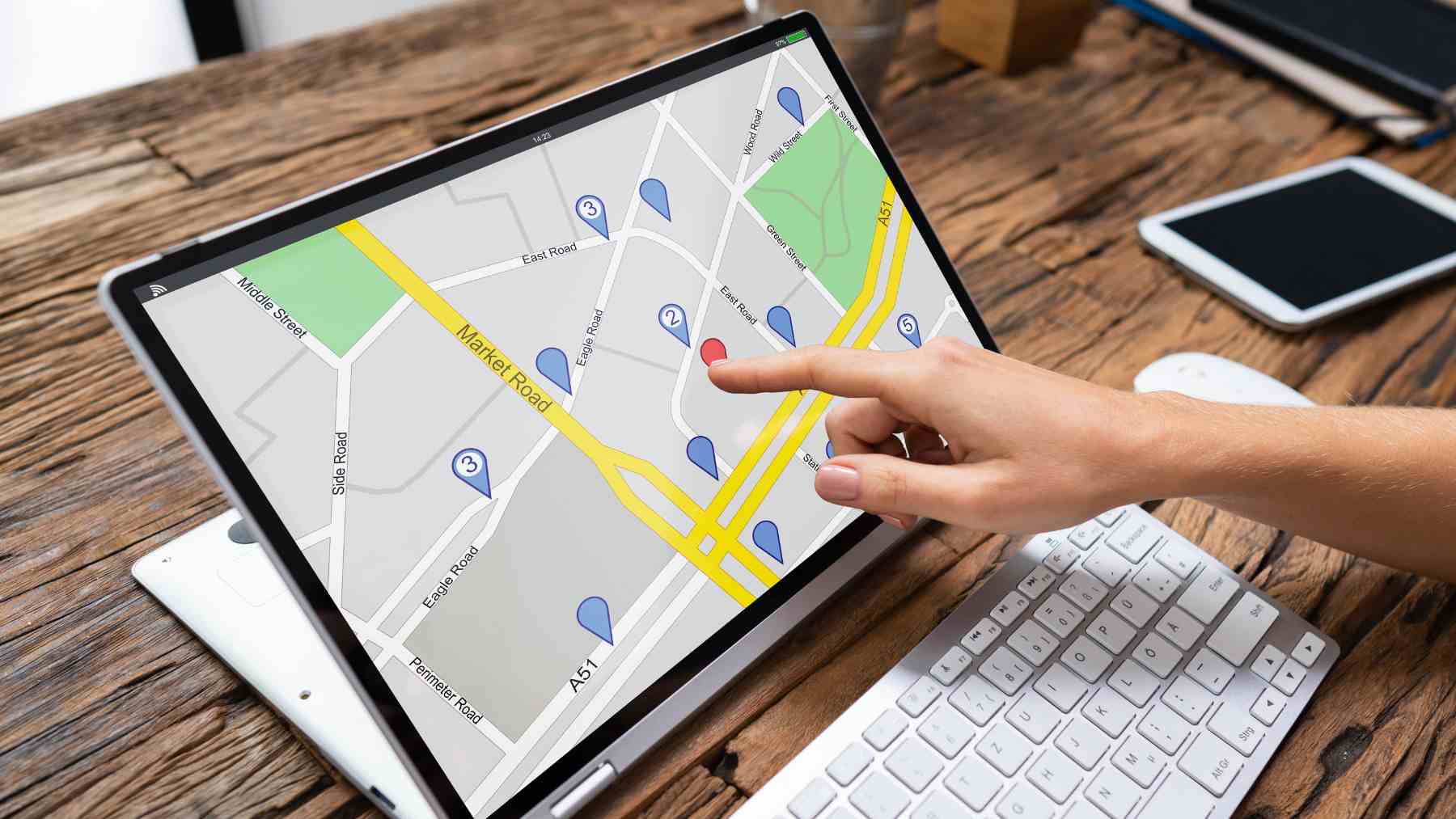 Mapa GPS en tablet mostrando navegación con señal satelital, ejemplo de tecnología que podría ser sustituida por sistemas sin GPS.