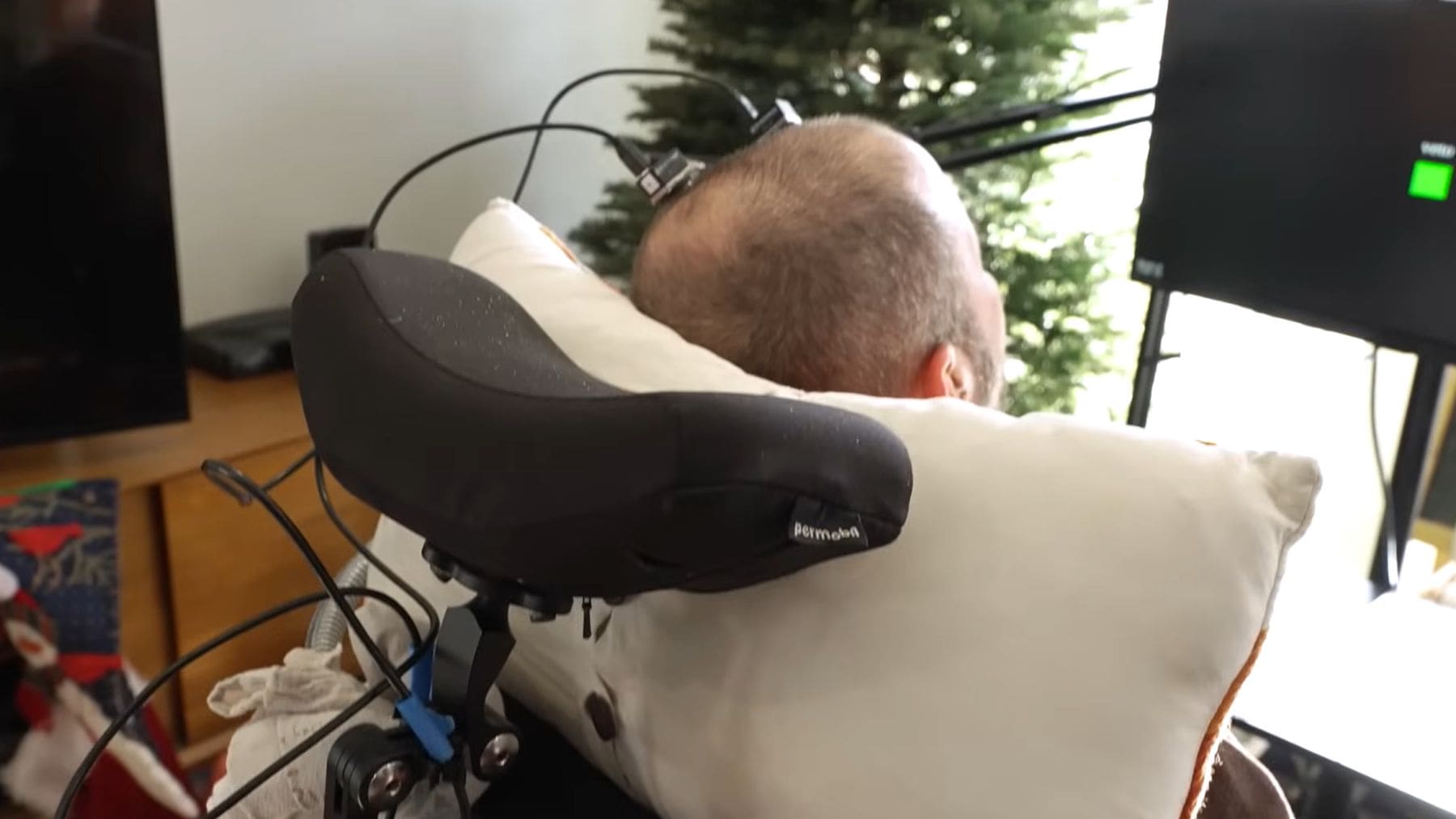 Paciente con ELA usando un implante cerebral con inteligencia artificial que convierte pensamientos en voz.