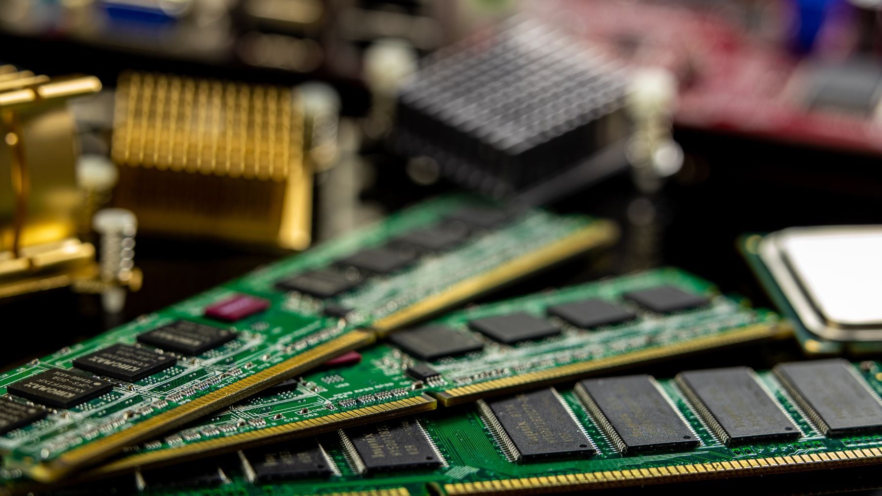 Módulos de memoria RAM DDR sobre placa base con chips, clave en la caída de precios impulsada por la IA.