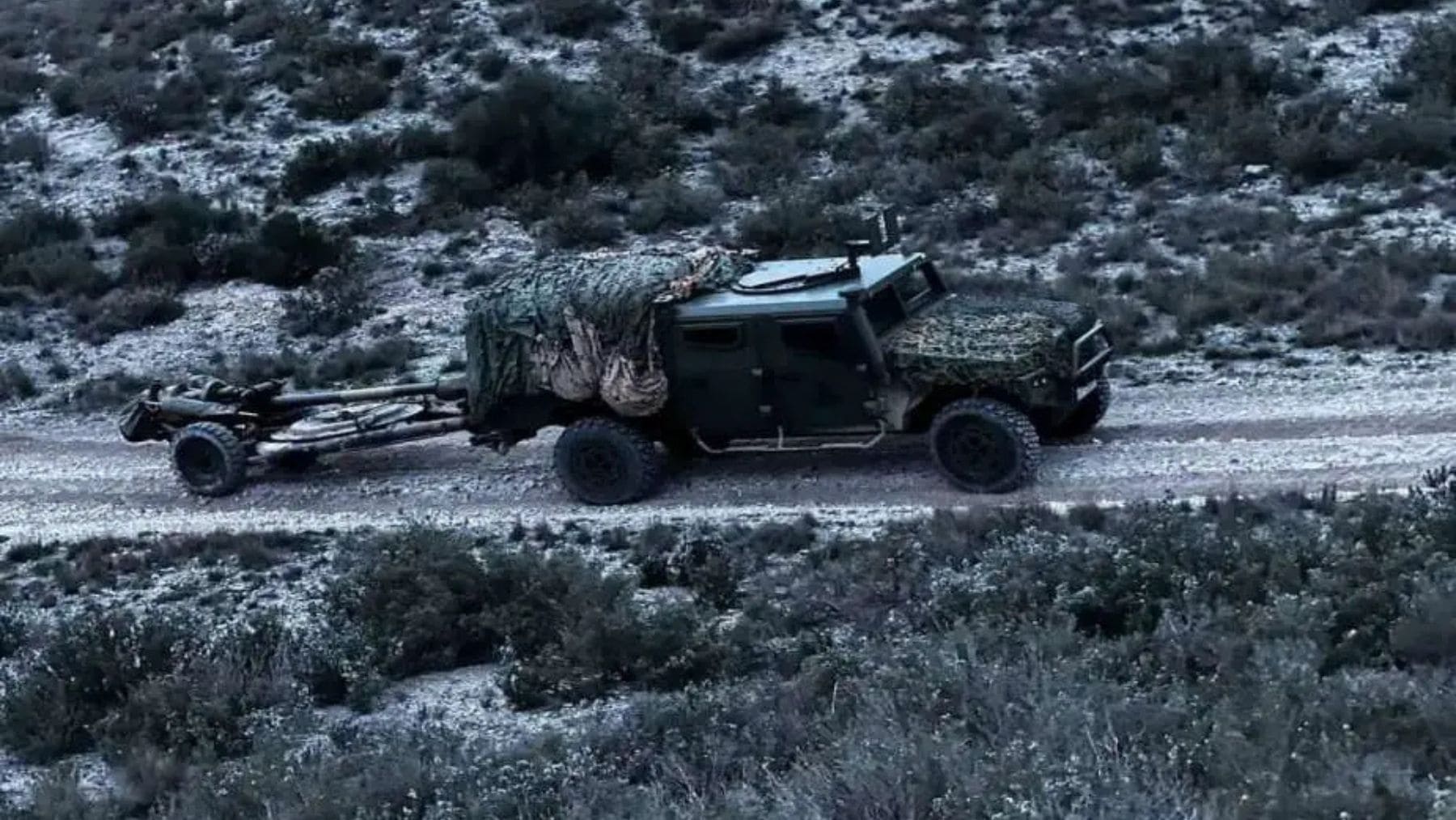 VAMTAC ST5 del Ejército español remolcando un obús Light Gun en terreno irregular.