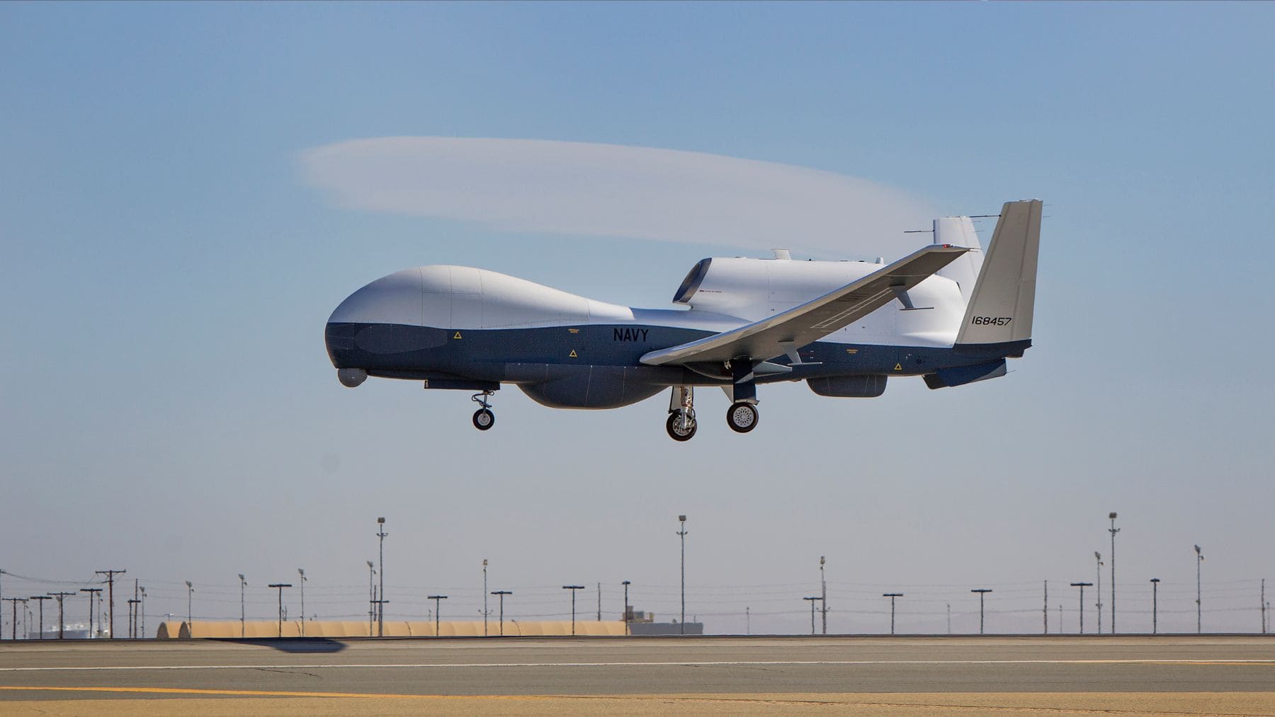 Dron MQ-4C Triton de la Armada de EEUU durante un vuelo de reconocimiento marítimo.
