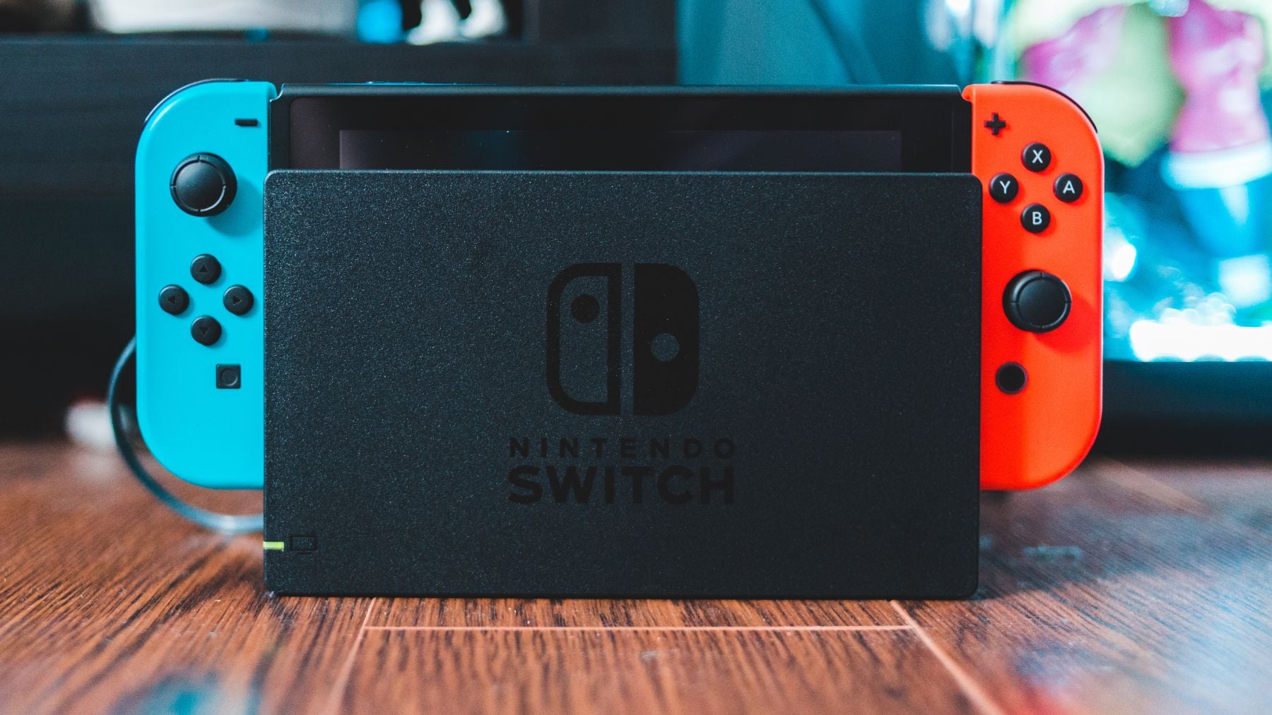 Nintendo Switch con Joy-Con rojo y azul, afectada por el cierre de la eShop y servicios online en China en 2026.