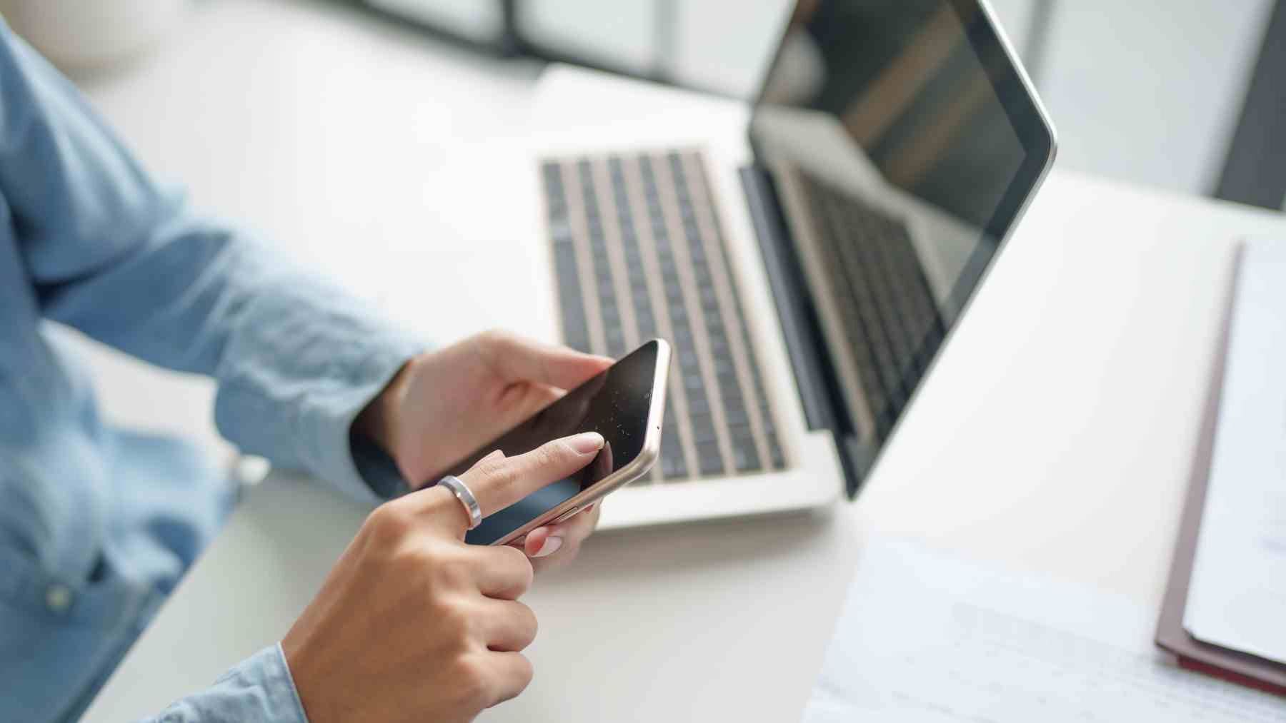 Persona usando un smartphone mientras consulta información sobre la nueva normativa de baterías de la UE.