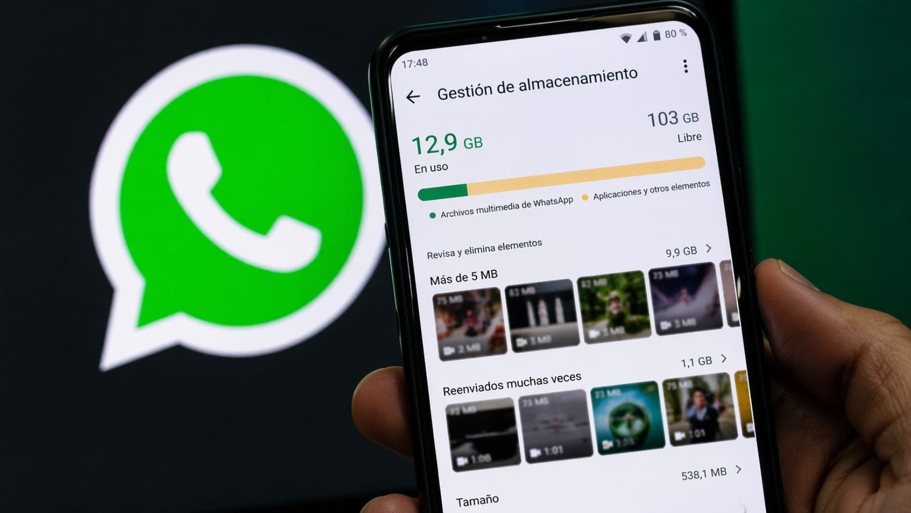 Pantalla de gestión de almacenamiento de WhatsApp mostrando archivos grandes que ocupan espacio en el móvil.