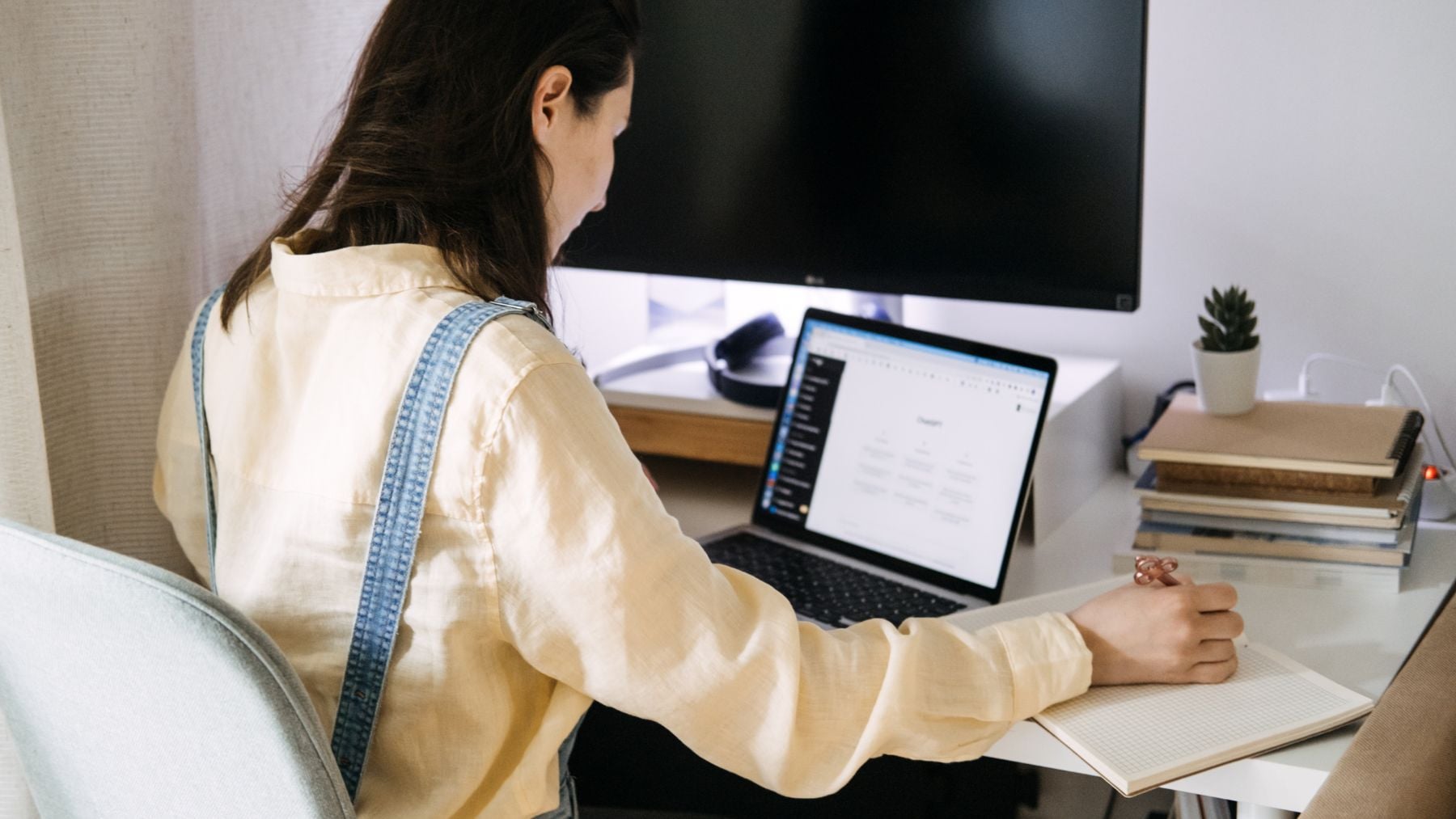 Persona trabajando con inteligencia artificial en ordenador portátil para organizar tareas y mejorar productividad.