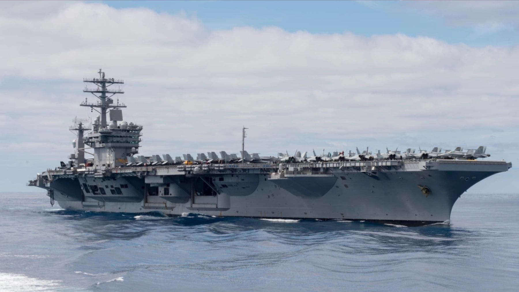 Portaaviones nuclear USS Nimitz navegando con cazas en cubierta durante su despliegue hacia Sudamérica.