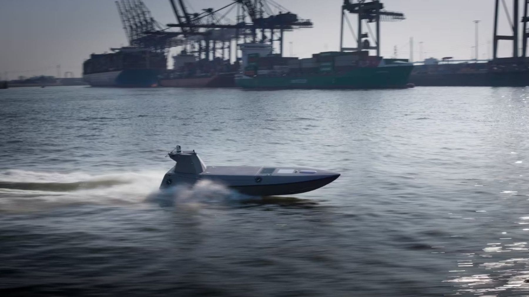 Dron naval no tripulado Rheinmetall Kraken K3 Scout navegando a alta velocidad en pruebas marítimas.