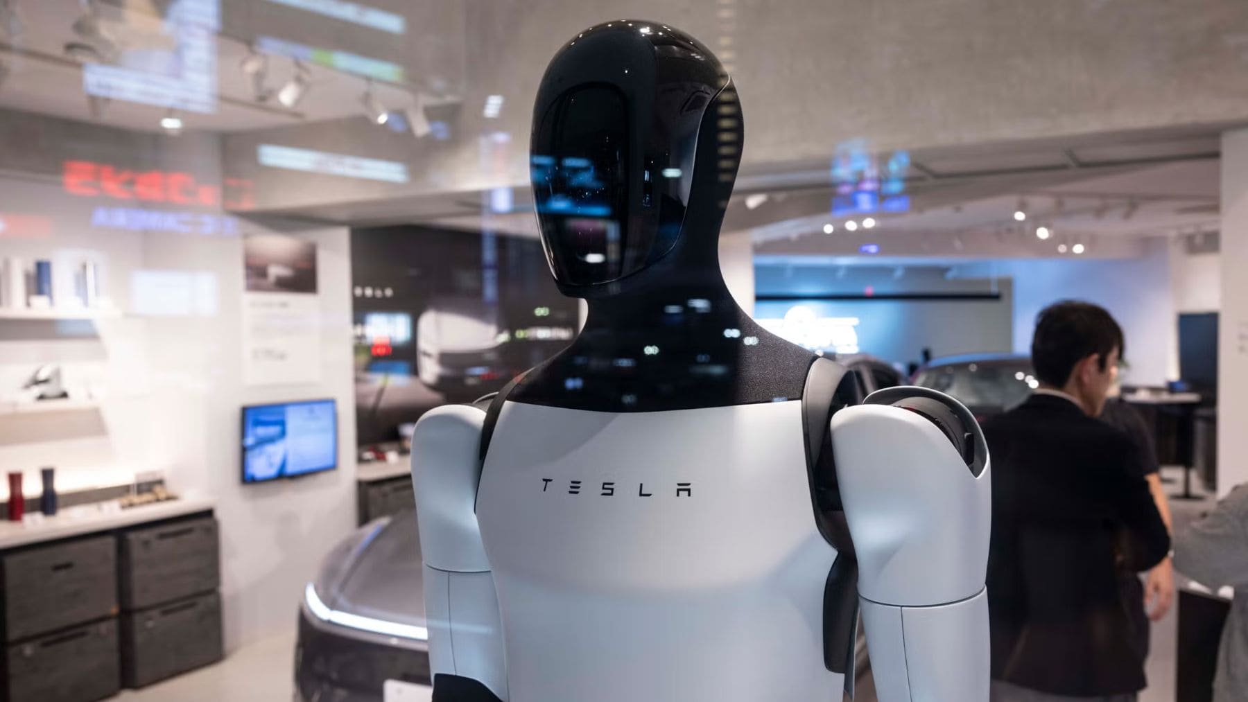 Robot humanoide Tesla Optimus durante una demostración oficial en el plan industrial de Elon Musk.