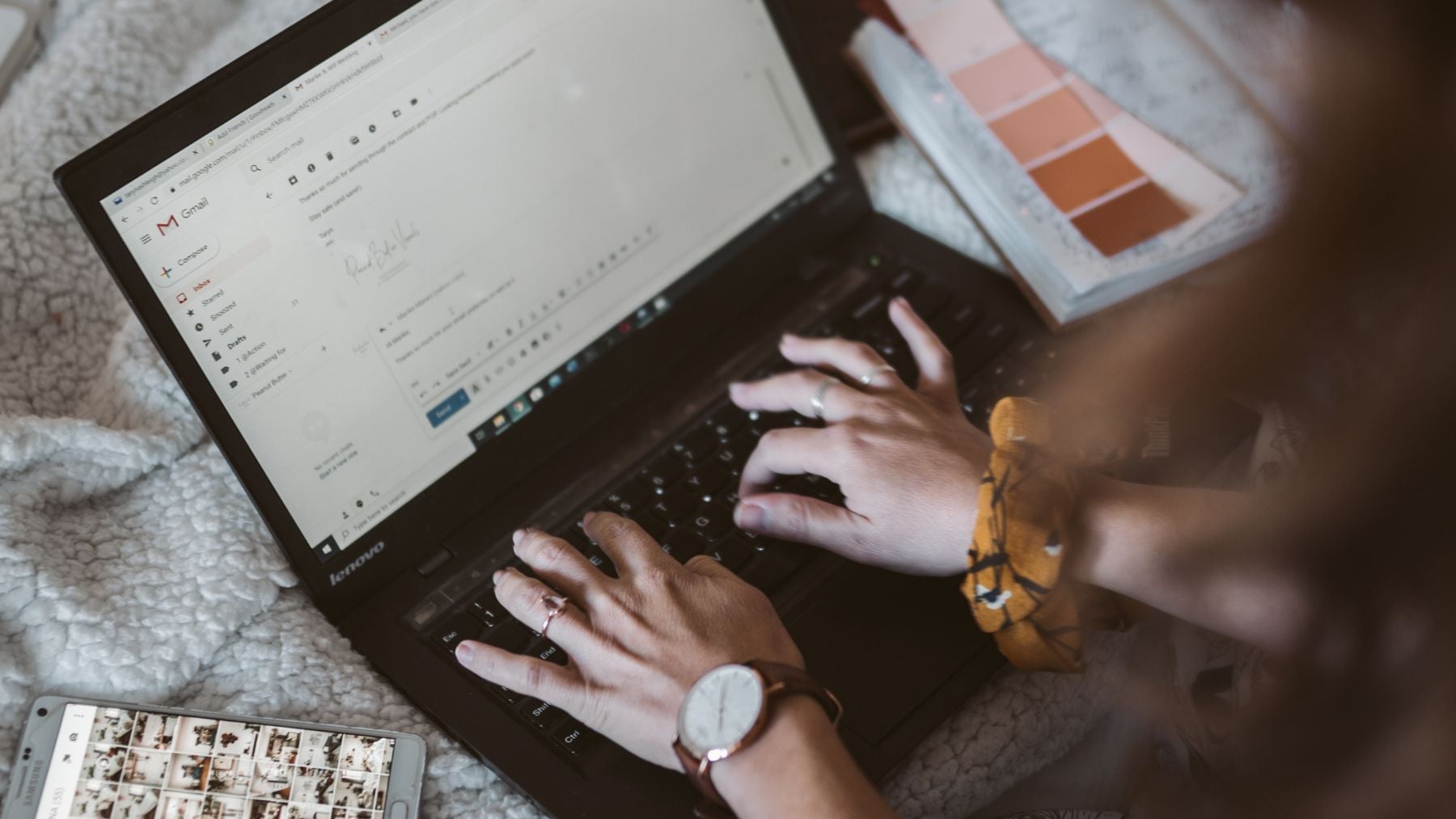 Persona usando portátil mientras revisa conexión WiFi para detectar intrusos en la red doméstica.