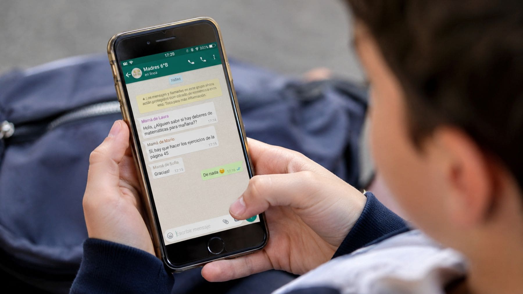 Alumno usando WhatsApp en un móvil en un grupo escolar tras la nueva ley digital impulsada por la Xunta.