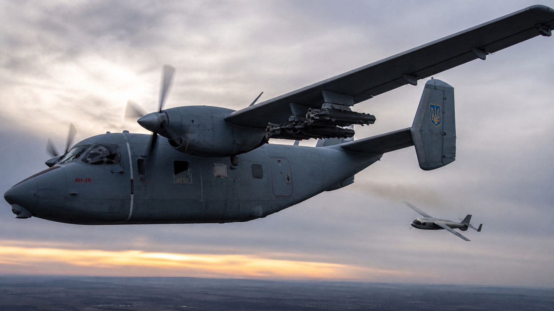 Avión An-28 ucraniano lanzando drones interceptores desde sus alas en pleno vuelo