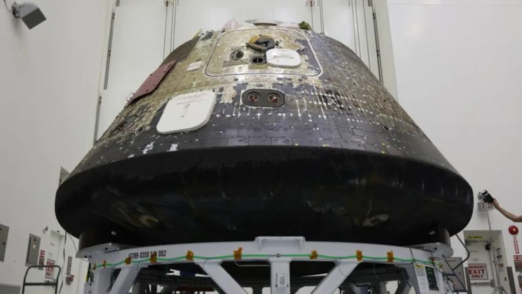 Cápsula Orion de Artemis II tras regresar a la Tierra después de la misión lunar de la NASA.