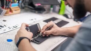 Adiós al servicio técnico: a partir de febrero podrás cambiar la batería del móvil en casa y el caso del iPhone es especial