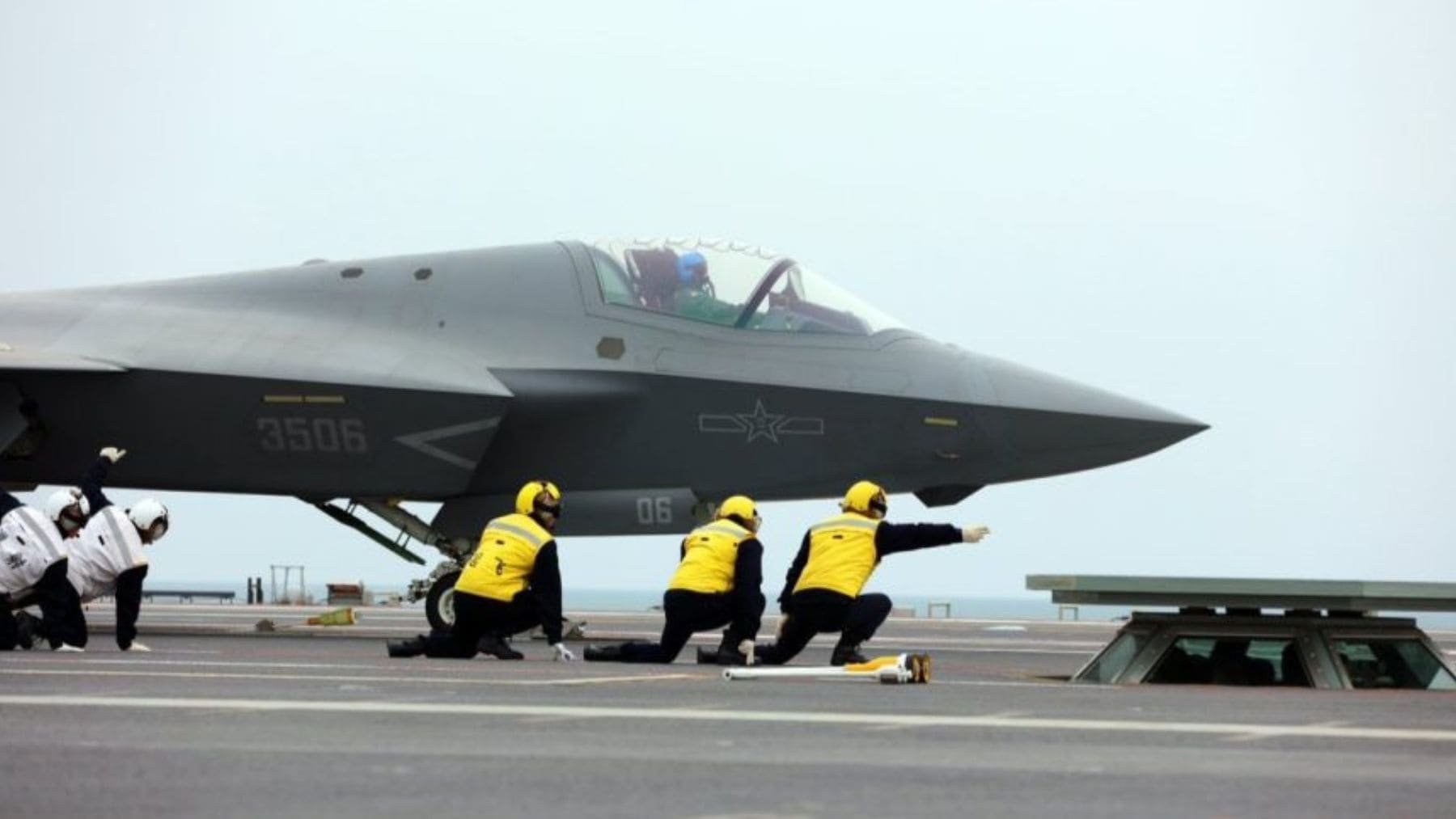 Caza furtivo naval chino J-35 Tiburón Azul durante pruebas en el portaaviones Fujian.