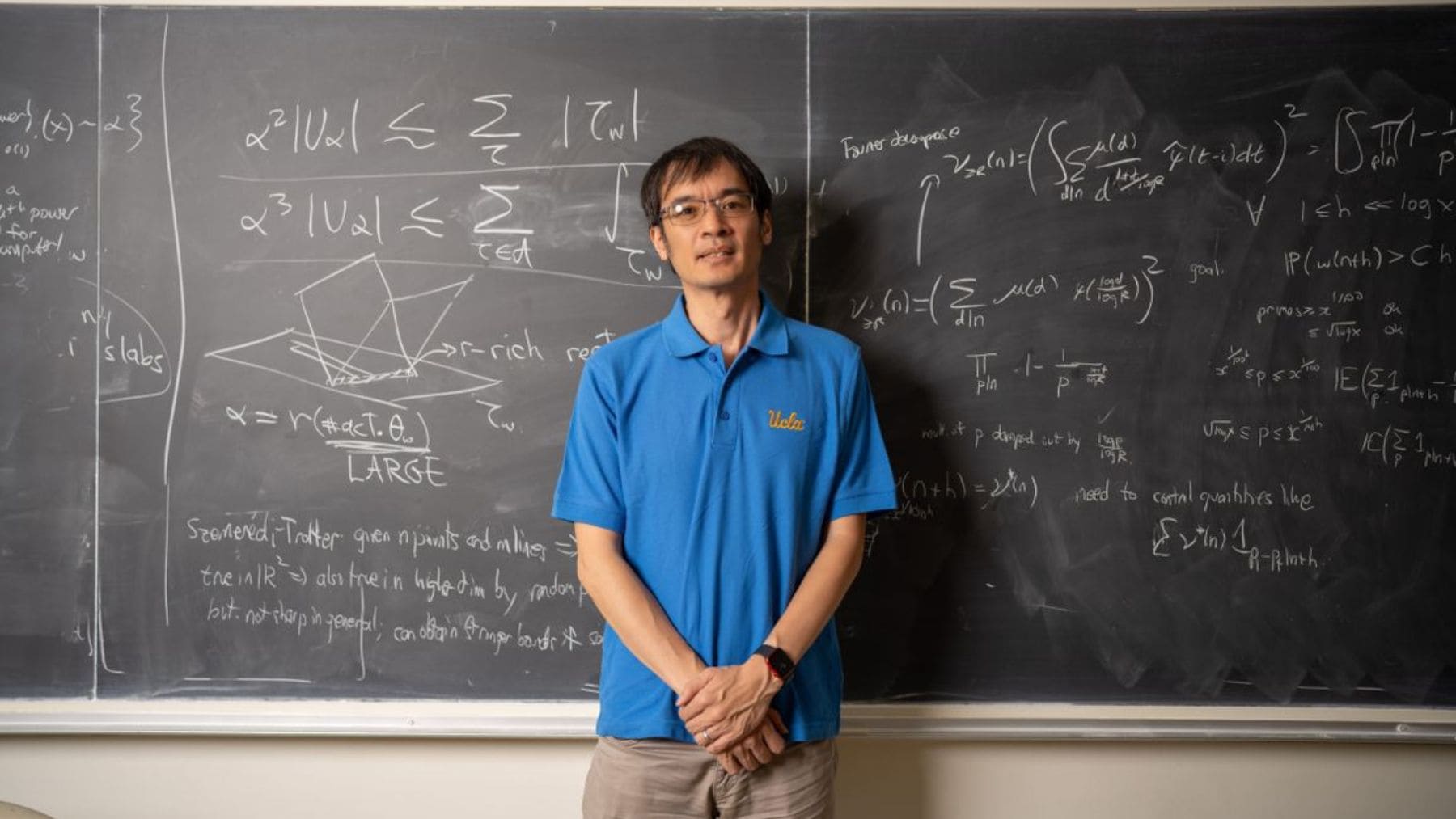 Terence Tao junto a una pizarra matemática tras el avance del problema 1196 de Erdős con ayuda de ChatGPT.