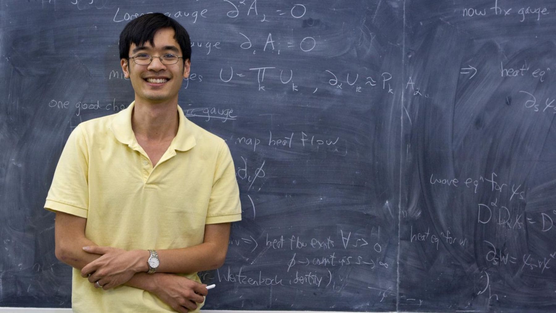 Terence Tao frente a una pizarra matemática tras el caso de GPT-5 y el problema 1196 de Erdős.