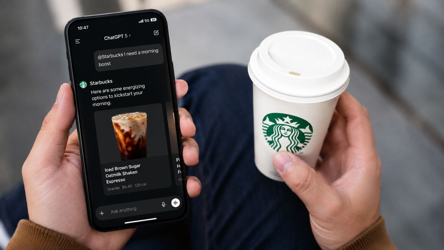 Usuario usando ChatGPT para recibir recomendaciones de café personalizadas de Starbucks desde el móvil.