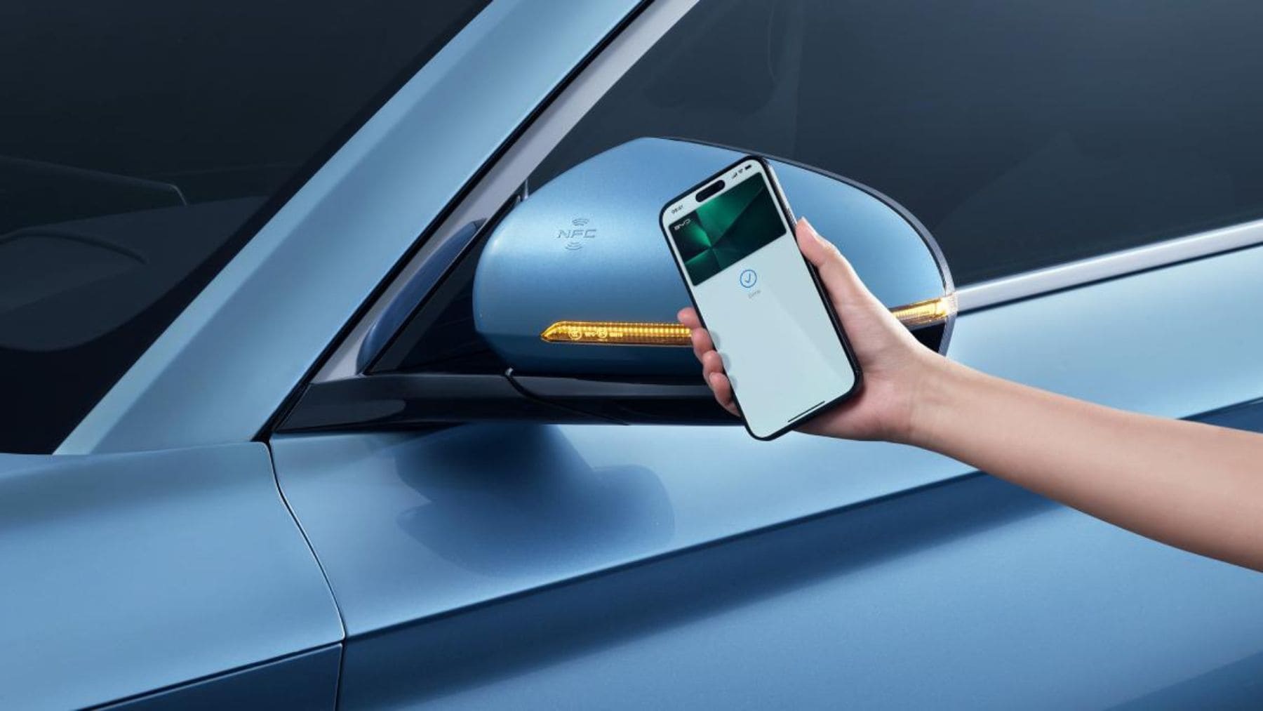 Un usuario utiliza el móvil como llave digital NFC para abrir un BYD Dolphin eléctrico