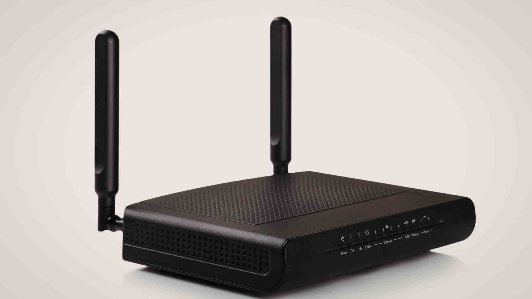 Router Wi-Fi con antenas colocadas en vertical para mejorar la cobertura y la señal inalámbrica en casa.