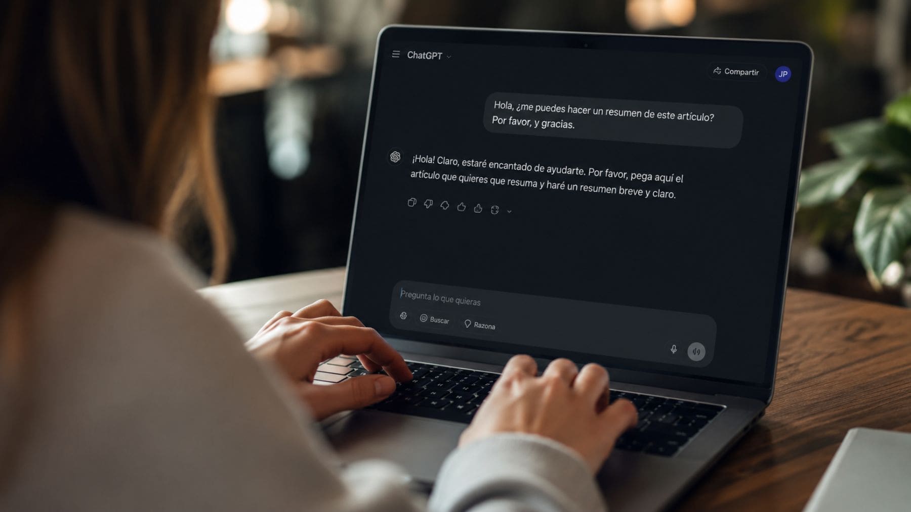 Persona usando ChatGPT en un portátil y escribiendo mensajes educados como “por favor” y “gracias”.