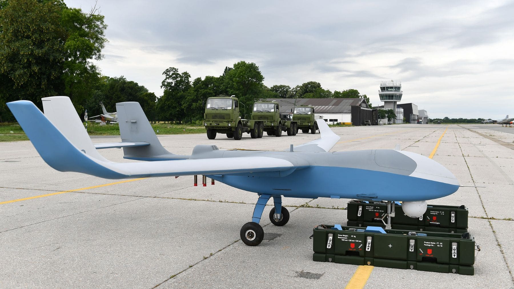 Dron militar chino CH-92A del Ejército de Serbia durante una exhibición oficial en una base aérea.