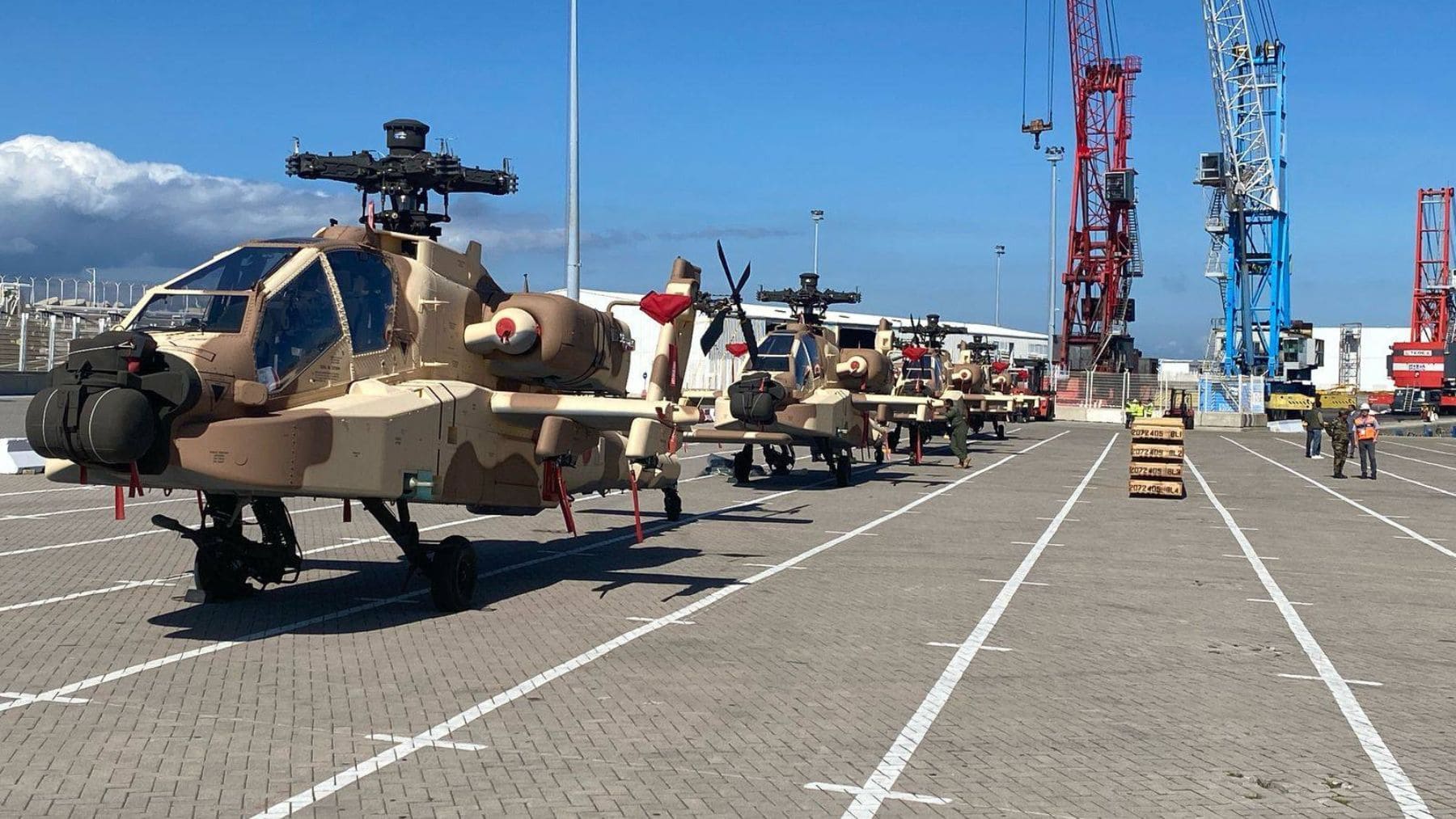 Helicópteros Apache AH-64E de Marruecos entregados por Estados Unidos cerca del Estrecho de Gibraltar.