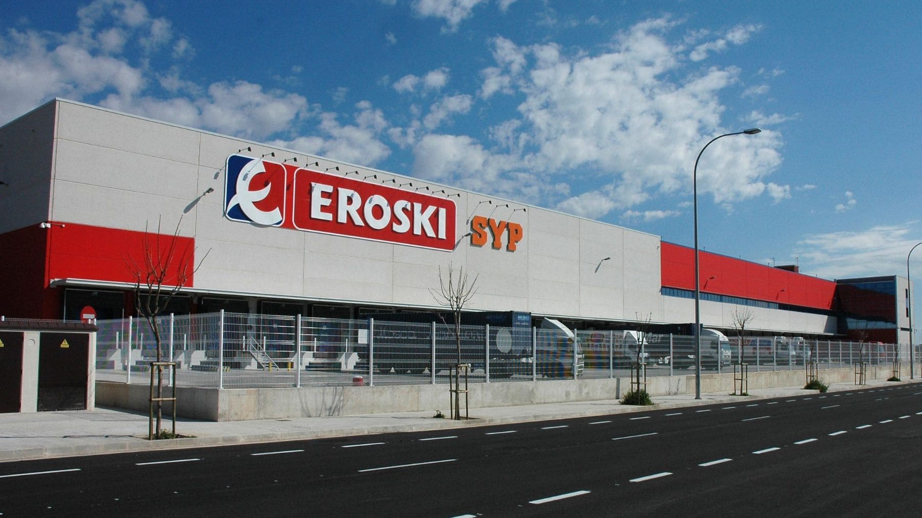 Centro logístico y supermercado de Eroski vinculado al nuevo servicio de compra por WhatsApp con IA.