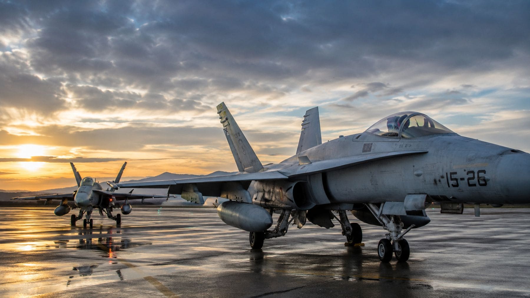 Cazas F-18 españoles en una base aérea mientras España espera el desarrollo del FCAS europeo.