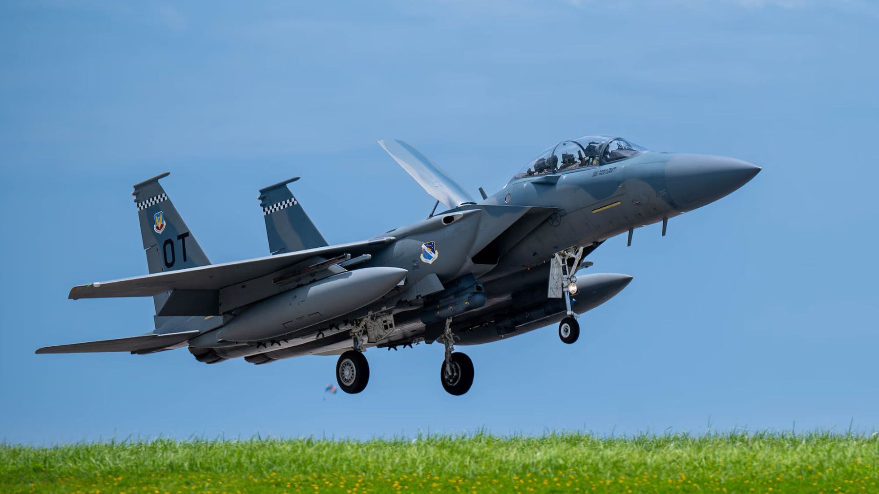Caza F-15EX Eagle II de la Fuerza Aérea de Estados Unidos en vuelo durante una misión de pruebas.