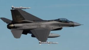 Los F-16 “agresores” de la Armada de EE. UU. adoptan el recubrimiento furtivo Have Glass, una mejora discreta que convierte aviones veteranos en un enemigo más real para entrenar