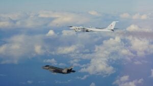 No hubo derribo ni combate, pero sí un mensaje claro: dos F-35A salieron a identificar un Il-38 ruso y escoltarlo cerca de Noruega, mientras un avión comercial daba vueltas esperando en una región cada vez más sensible