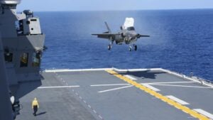 Tres nuevos F-35B llegan a Japón para operar con los gigantes Izumo y Kaga, y el vídeo del vuelo de entrega enseña cómo se construye una aviación embarcada avión a avión