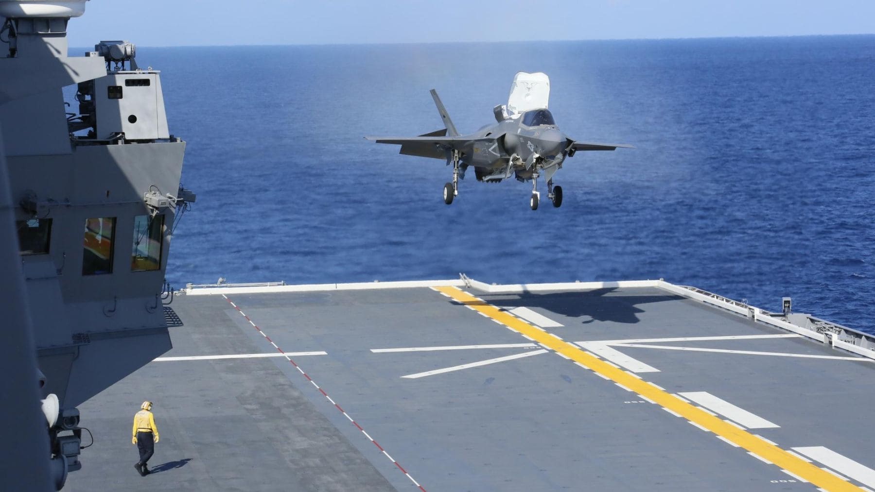 Caza furtivo F-35B aterrizando en vertical sobre el portaaviones japonés Kaga.