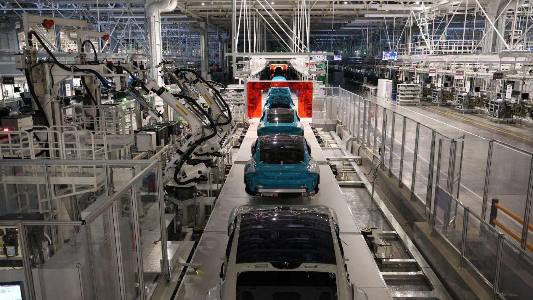 Fábrica automatizada de coches eléctricos en China con robots y vehículos de Xiaomi, NIO y XPeng.