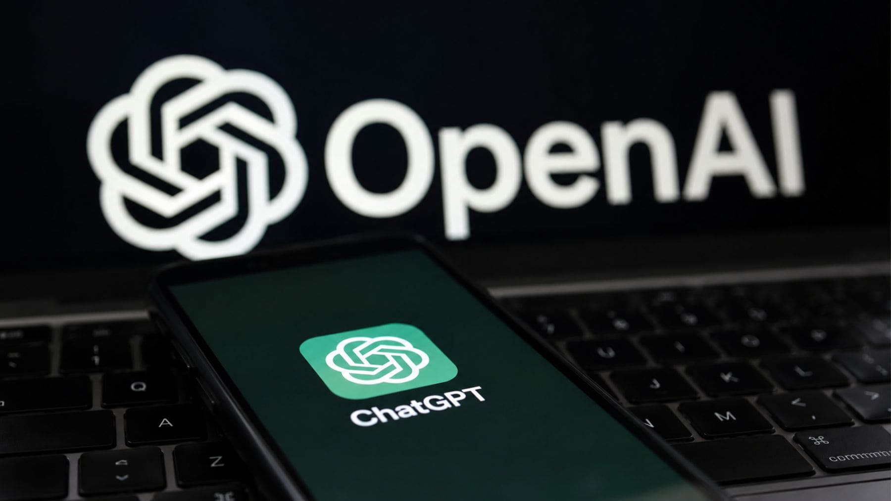 Aplicación de ChatGPT en un móvil con el logo de OpenAI al fondo tras la filtración sobre un plan con anuncios.