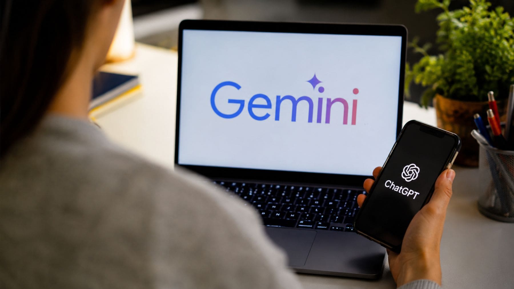 Usuario comparando Google Gemini y ChatGPT en portátil y móvil durante un estudio sobre confianza en la IA.